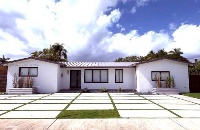 4902 SW 87th Pl - 4902 Southwest 87th Place, Olympia Heights, FL 33165