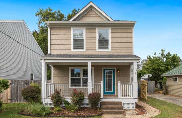 2-story rental in the Lakewood neighborhood of Virginia Beach featuring 3 bedrooms & 2.5 bathrooms! Gallery 3