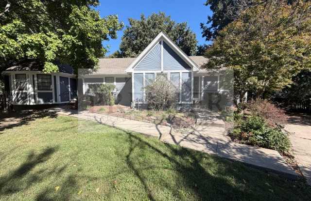 2 bd / 2 ba W/ Finished Basement  - 1008 NE 2nd St, Blue springs, MO  DUPLEX   $1650-Rent - on a nice cul  de-sac Gallery 1