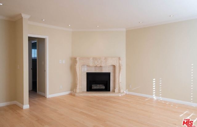 837 N West Knoll Dr Gallery 2