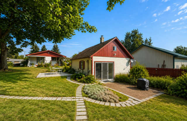 Charming Studio with Detached Garage Gallery 1