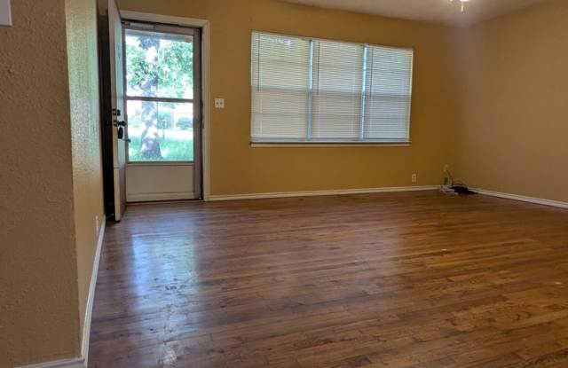 Quaint 3/2 on large shaded lot in Azle! Summer MoveIn Special! Gallery 3