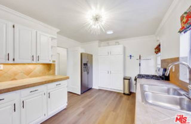 8838 Rosewood Avenue Gallery 3