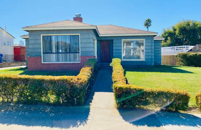 Perfect 2BD/1.5BA Point Loma Home w/ Ocean Views! Available December - $4,395/mo! Gallery 4