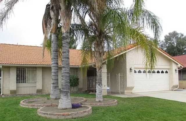 Wonderful home in55+ golf community! - 1875 Silver Oak Way, Hemet, CA 92545