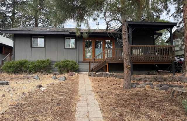 Charming 3 Bed/2 Bath on Bend's Westside - 13th Street Gallery 1