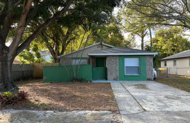 Gulfpfort Home With A Bonus Room - 5610 11th Avenue South, Gulfport, FL 33707