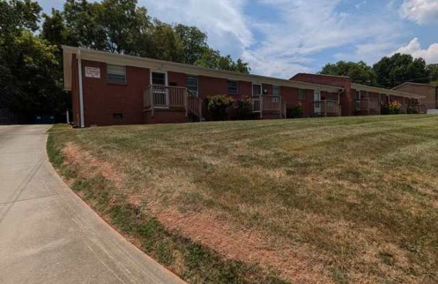 726 F Avenue Southeast - 726 F Avenue Southeast, Hickory, NC 28602