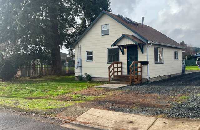 3-Bedroom 2-Bathroom home in Cottage Grove - 843 South 3rd Street, Cottage Grove, OR 97424