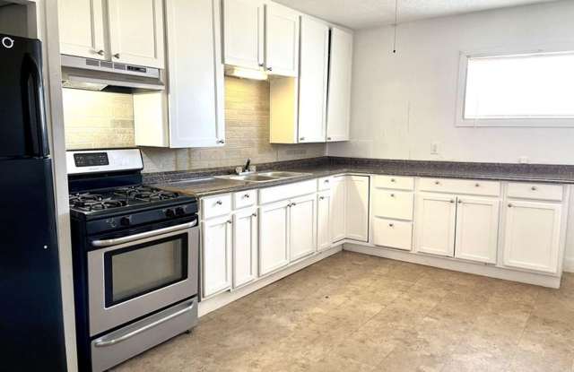 2 bed/ 1 bath full stucco home with fenced yard Gallery 3
