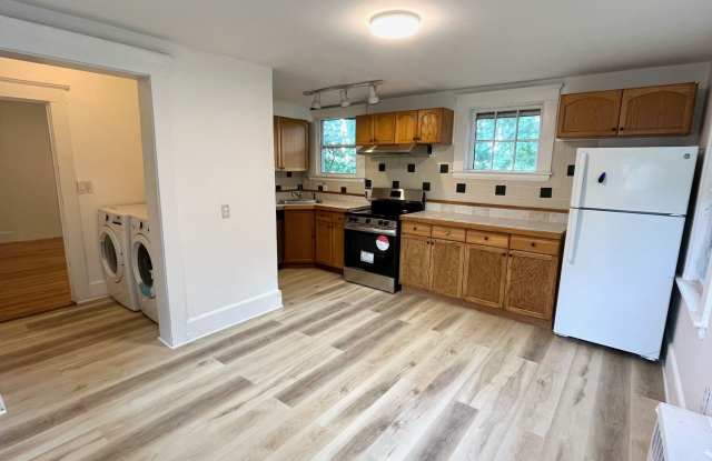 HALF FEE! Massive Apt w 1 Parking Spot Inc, W/D in Unit, Cat Friendly, Dog Neg - 436 Waverley Oaks Road, Waltham, MA 02452
