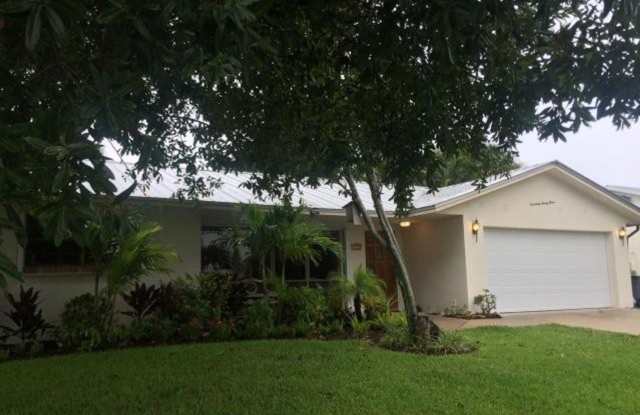 CHARMING 2 BEDROOM POOL HOME IN THE HEART OF JENSEN BEACH photos photos