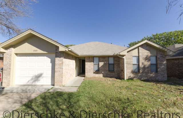 3 bedroom 2 bath home with fenced in backyard AVAILABLE SOON!! Gallery 1