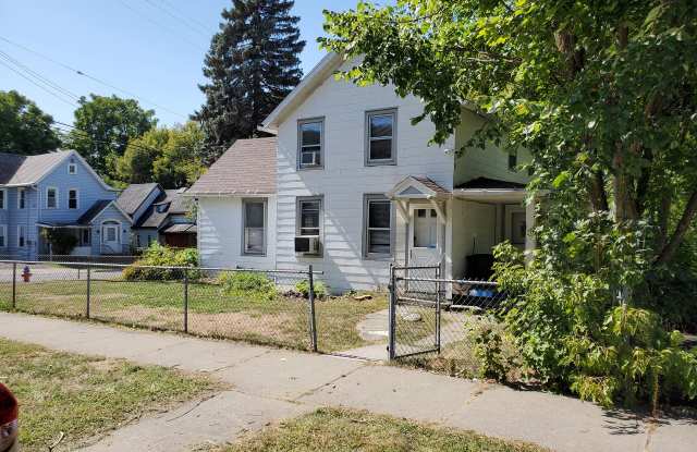 Renovated Four-Bedroom House in a Great Location Gallery 2