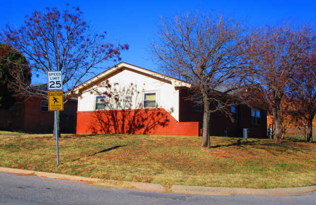 Super Clean 3 Bedroom 1 1/2 Bath House - 501 West Oklahoma Avenue, Weatherford, OK 73096