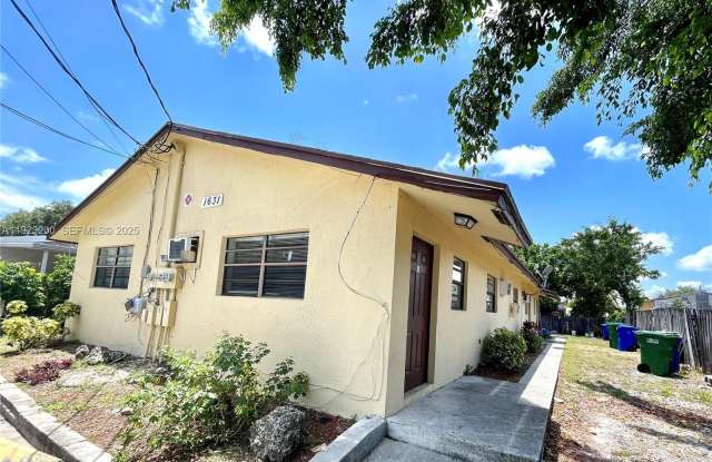 1631 SW 44th Ave photos photos