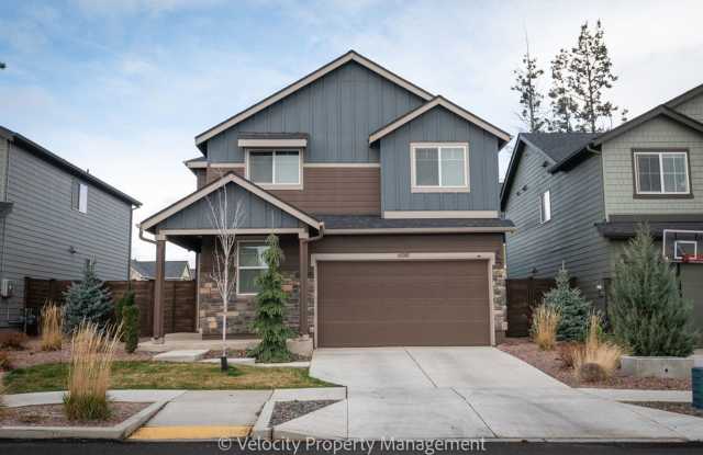 Beautiful 4 Bedroom Home in SE Bend with putting green! photos photos