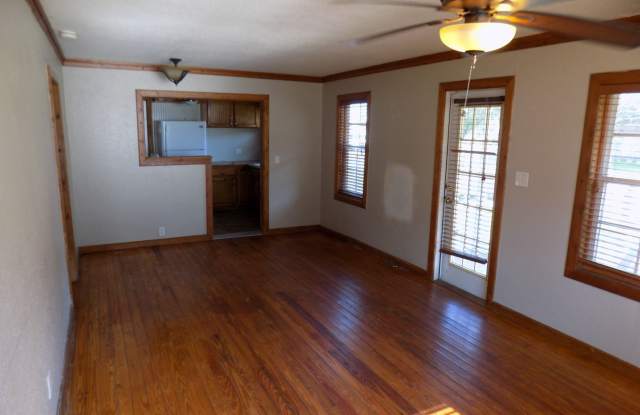 2007 W Oak Ave Gallery 4