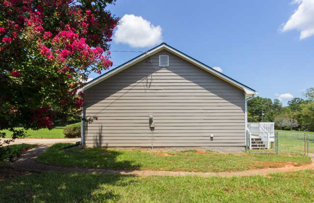 AVAILABLE NOW! - 3 Bedroom 2.5 Bathroom Ranch in Newton County! Gallery 4