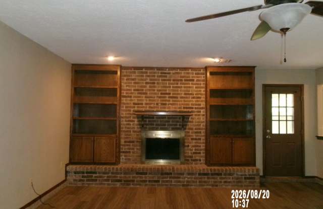 Beautifully Updated 3-Bedroom Home with Spacious Yard & Double Garage Gallery 4