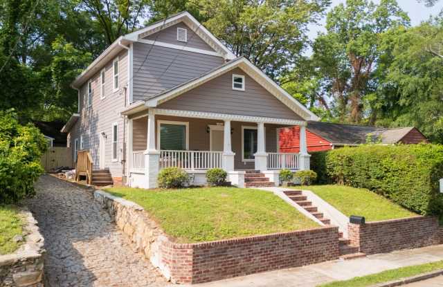 Spacious 4/3.5 w/ Master on Main and Fully Fenced Backyard! Gallery 4