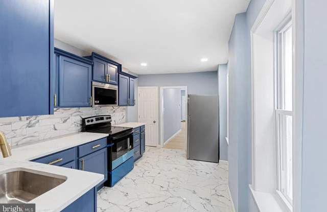 1004 N SPRUCE Street photos photos