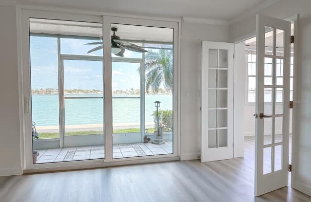 7910 SUN ISLAND Drive S Gallery 3