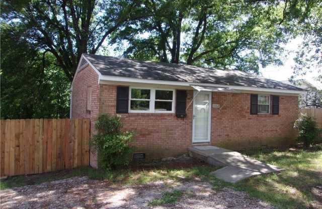 2 Bedroom Home Close to Gate City Blvd! Gallery 1