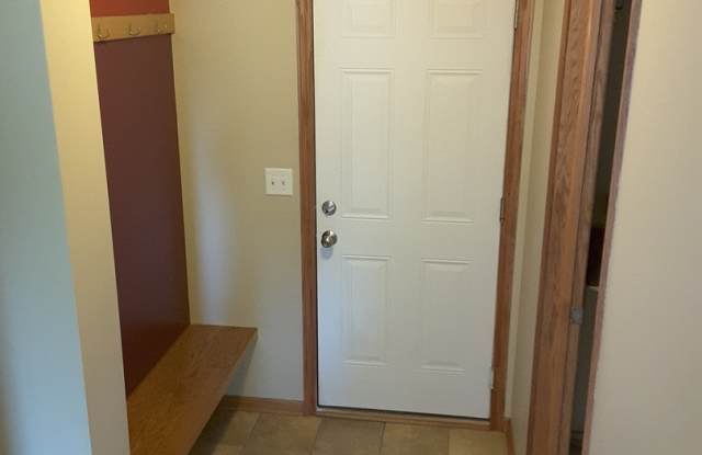 Beautiful 4 Bedroom 3 Bathroom Town-Home For Rent Gallery 3