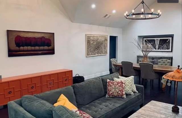 1410 N Sycamore Avenue Gallery 4