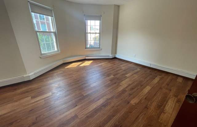 Clean  Basic 1-bed on MBTA GL-E photos photos