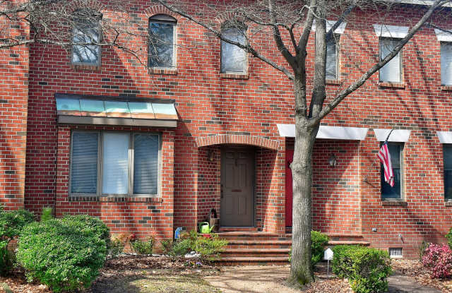 Spacious Condo in Ghent Square! Gallery 1