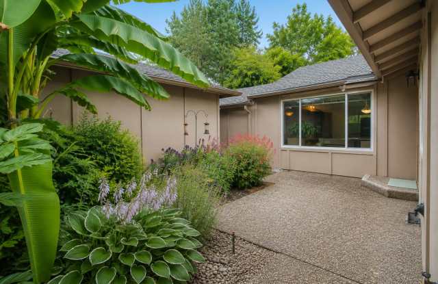 Remodeled Single-Level 2BR/2BA End Unit — Private Courtyard, 2-Car Garage & Mountain Park Amenities (Lake Oswego / Mountain Park) photos photos