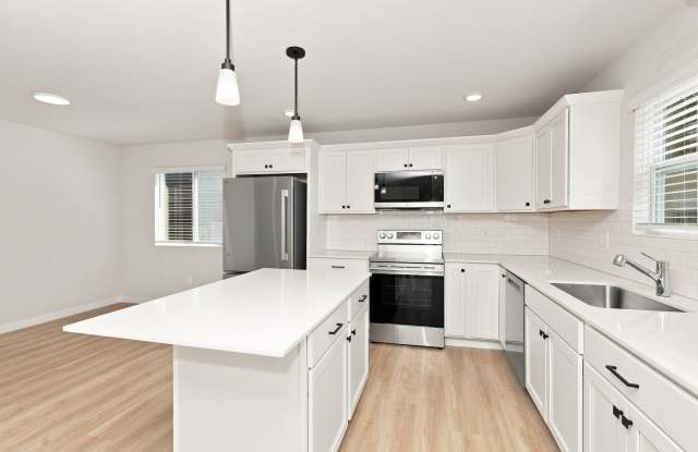 1 Month FREE Rent! Applied to Your First Full Month. Terms & Conditions Apply. Gallery 4