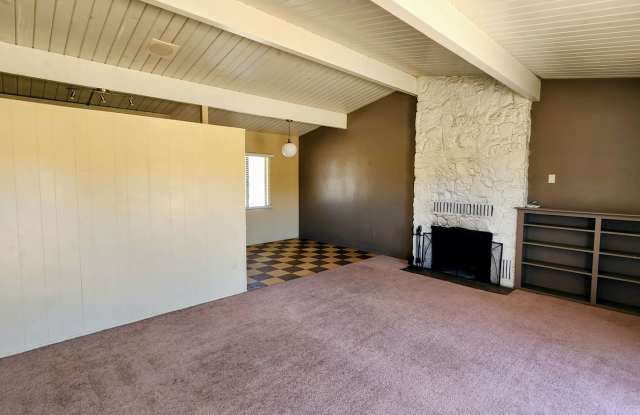 Cozy 2 bed/1 Bath house**UNFURNISHED ** MOVE IN SPECIAL!! Gallery 4