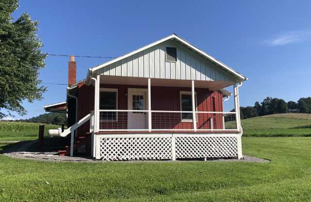 Super cute farm house with beautiful mountain view! 2 bedrooms, 1 bathroom! photos photos