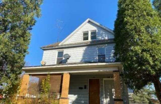 1244 S Seneca Ave photos photos