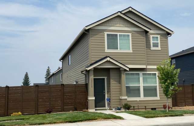 Newer SE 3 Bdrm House, All Appliances incl W/D, Air Cond, Community Pool, Double Garage photos photos