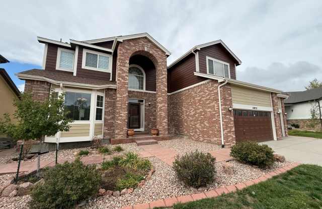 Spacious 5-Bedroom Home with Great Outdoor Living Gallery 4