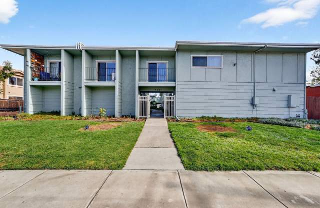 Spacious 3 Bedroom 1.5 Bath Townhome with Brand New A/C  Appliances photos photos