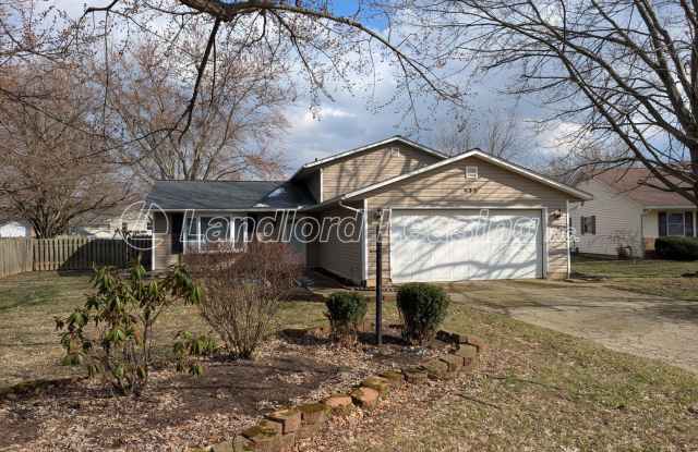 Spacious Elyria Split-Level Near LCCC with Fireplace  Fenced Yard photos photos