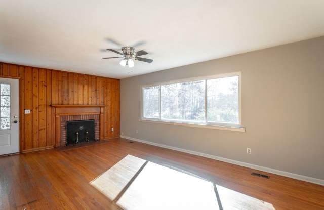 2 Bedroom 1.5 Bath Home in East Ridge Gallery 3