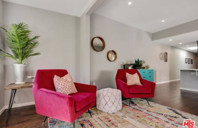 811 North WEST KNOLL Drive Gallery 4