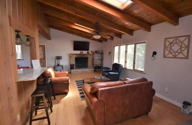 "Hoosier Daddy"- This fully furnished, turn-key, 6bd/2ba house Gallery 3