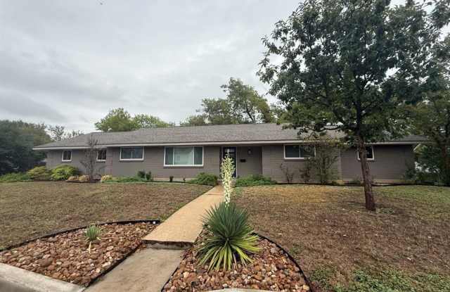 Incredible 3 bed 2 bath home with covered patio Gallery 1
