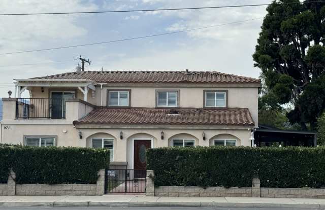 971 W Cypress St photos photos