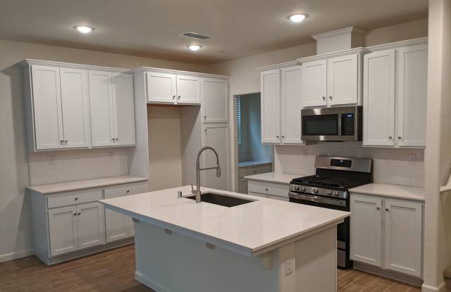 Newer construction, Wilson home in the Ave. Community offering nice features. Clovis Schools. Gallery 3