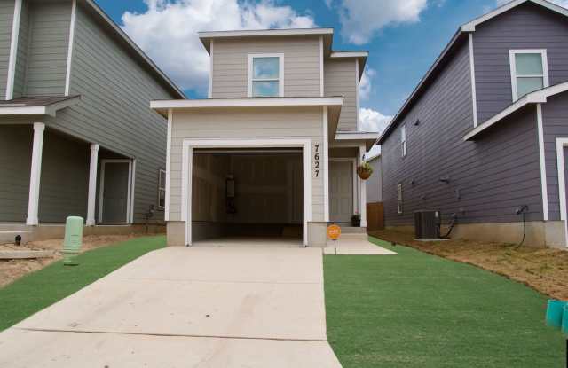 Charming 3 Bed 2 Bath Home in Alamo Ranch - Internet & Pest Control Included! Gallery 3