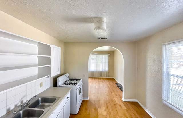 Cute 3 Bedroom 1 Bath Home with Chain Link Fenced Oversized Yard Gallery 4