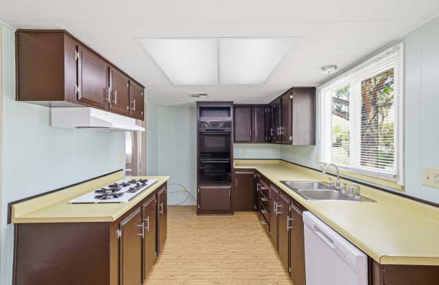 Spacious 2 Bed, 2 Bath Retreat in Charming Boulder City! Gallery 3
